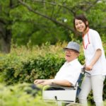 介護する女性職員